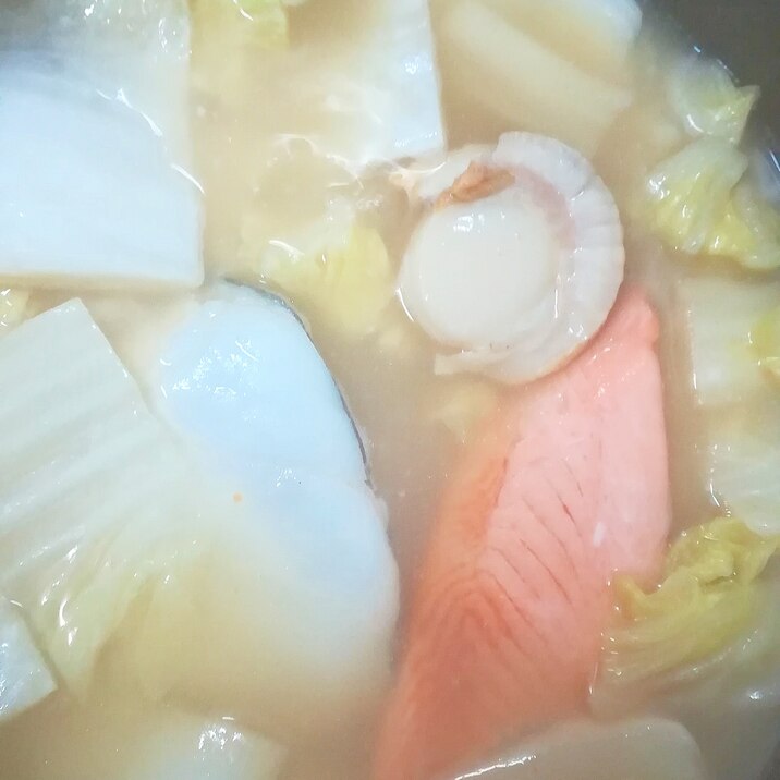 白菜とホタテとたらと鮭のお鍋★白みそ風味